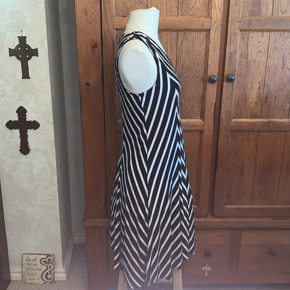 V-Neck Sleeveless Dress w/Stretch Black & White🖤 - Picture 5 of 9